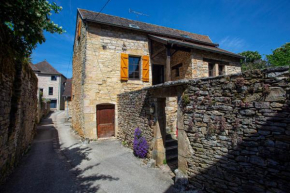 Maison en pierres au coeur du village médiéval de Villeneuve